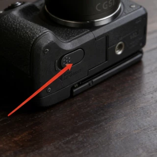 ร้านอยู่กทม.ยางฝาครอบแบตเตอรี่กล้อง canon รุ่นEOS M M2 M3 M5 M10 ฝาครอบด้านล่างกล้อง ยางปิด