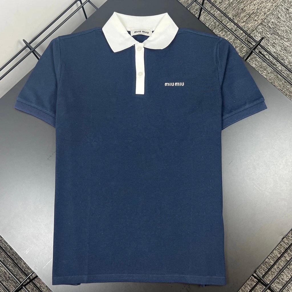 MIUMIU miumiu สไตล์ใหม่หน้าอกสโลแกนตัวอักษรขนาดเล็กเย็บปักถักร้อยโลโก้สีกรมท่าปกเสื้อโปโลแขนสั้นเสื้