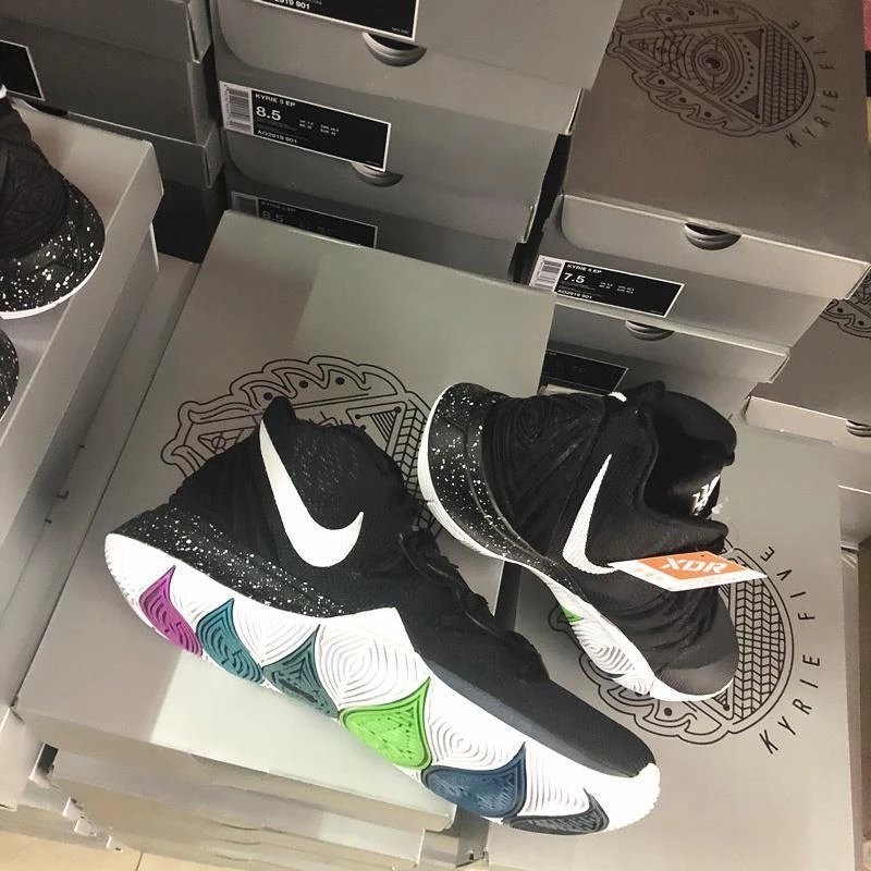 รองเท้า Kyrie 5 สำหรับผู้ชาย สีดำและขาบ โมเดลใหม่ AO2919-010-90