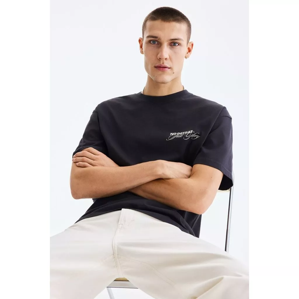 H&M(เอชแอนด์เอ็ม) เสื้อยืดพิมพ์ลายแบบหลวม ผู้ชาย 1034065_18