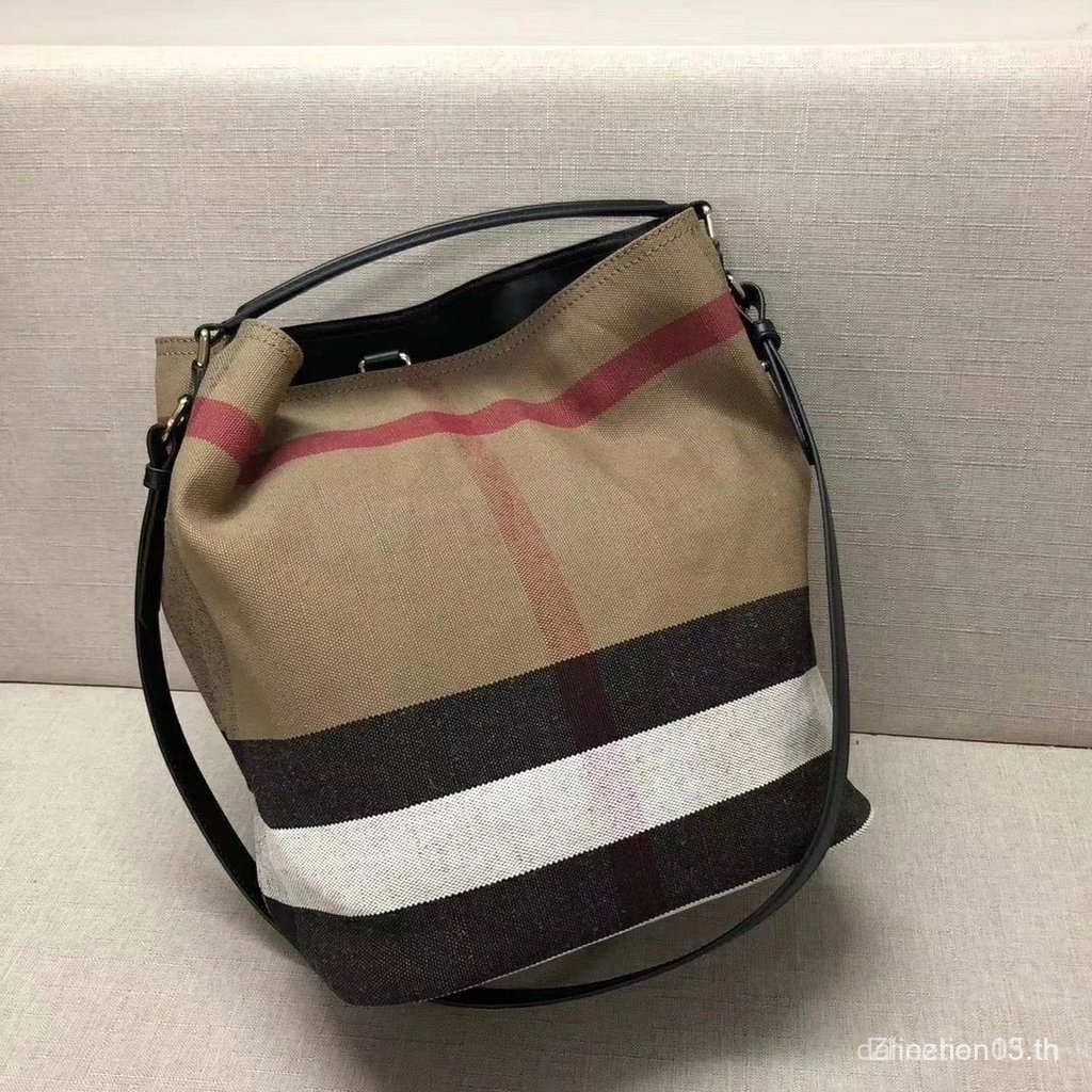 กระเป๋าทรงถังจากผ้าลินิน Berberry Classic พร้อมสายสะพายไหล่ปรับได้ และซิปด้านข้าง