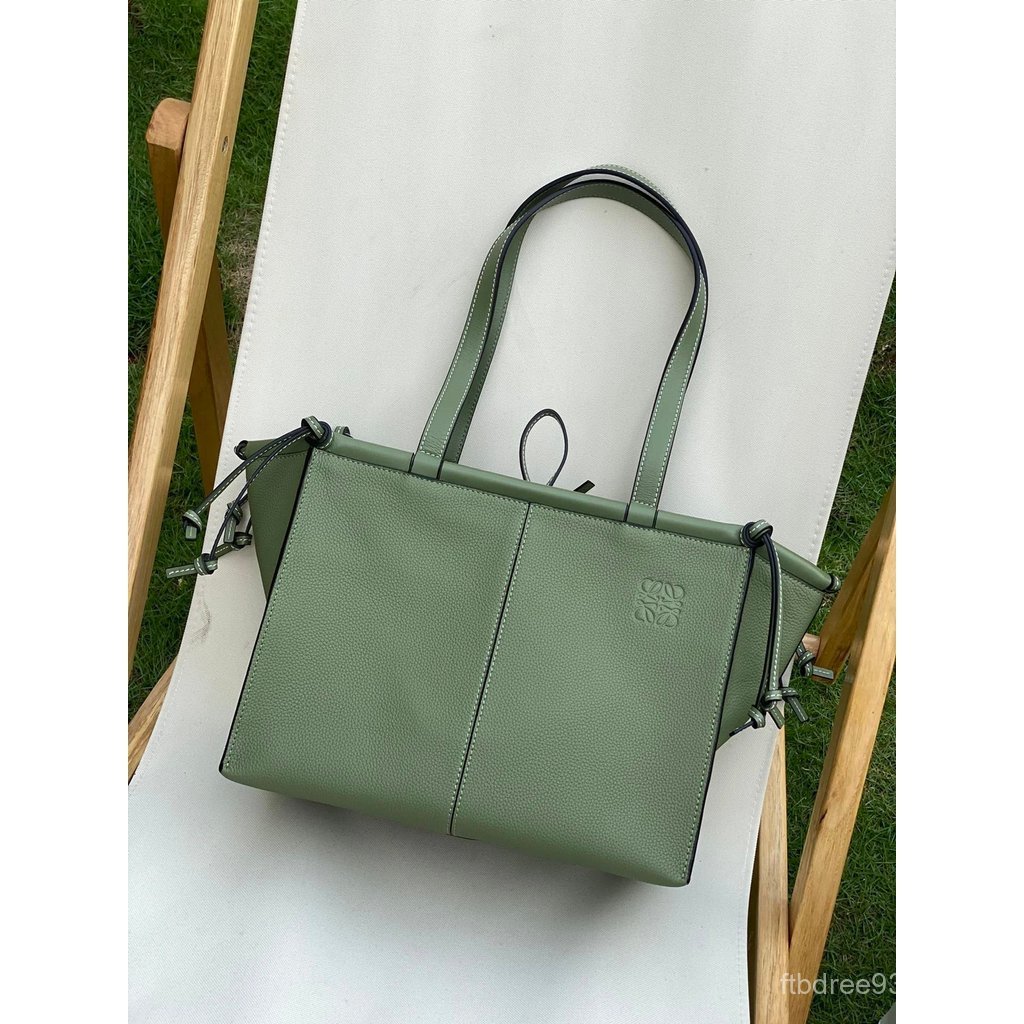 L0ewe Tote กระเป๋าหนังวัวแท้สำหรับผู้หญิง ขนาดใหญ่ความจุมาก ออกแบบมาเพื่อสะพายไหล่และเหมาะสำหรับการช