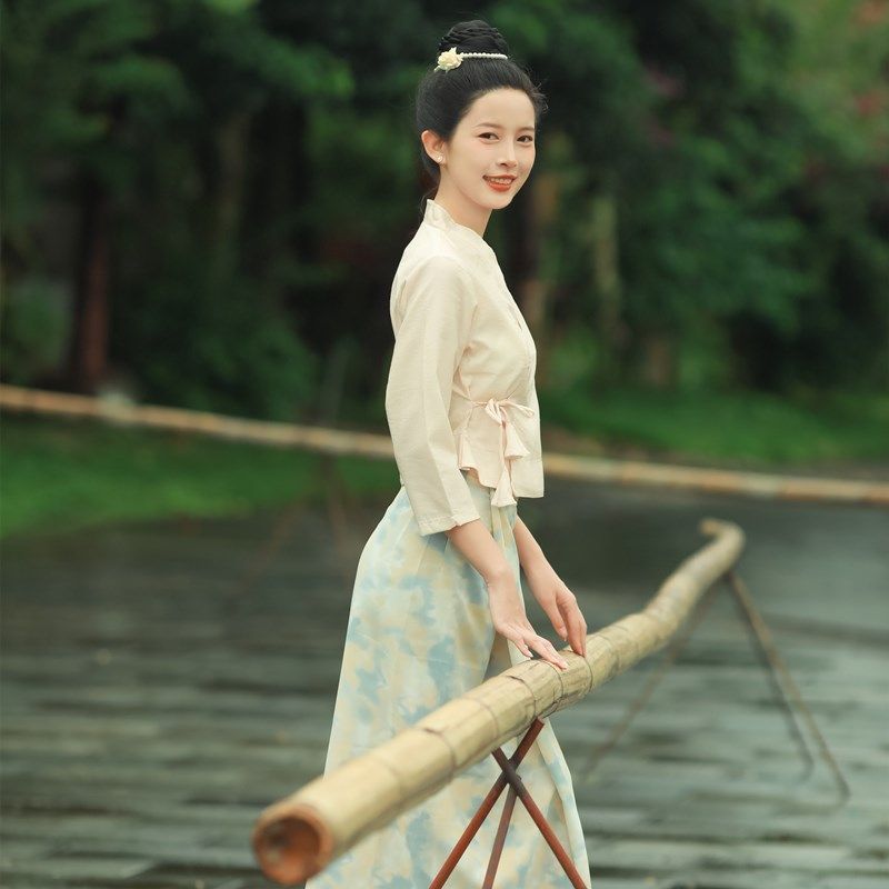 Little Lady Messiang กับกระโปรงชาติพันธุ์ลักษณะชาติพันธุ์ด้านหน้าโต๊ะ Shop เสื้อผ้าไทยสปาเสื้อผ้าทํา