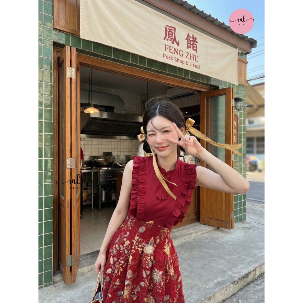 (พร้อมส่ง) Mila28 เดรสแขนกุดสีแดงเข้ม ดีไซน์คอจีน  ตัดต่อกับกระโปรงผ้าทอลายดอกไม้โทนทอง กระโปรงทรงจีบบาน - รูปที่ 5