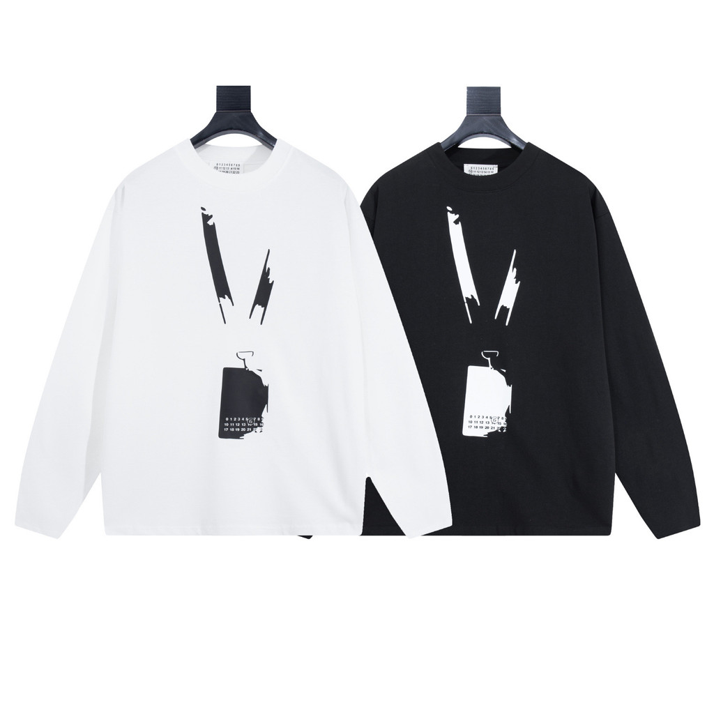 O9WP MM6 New autumn and winter rabbit-themed black printed crew neck sweatshirt for men and women