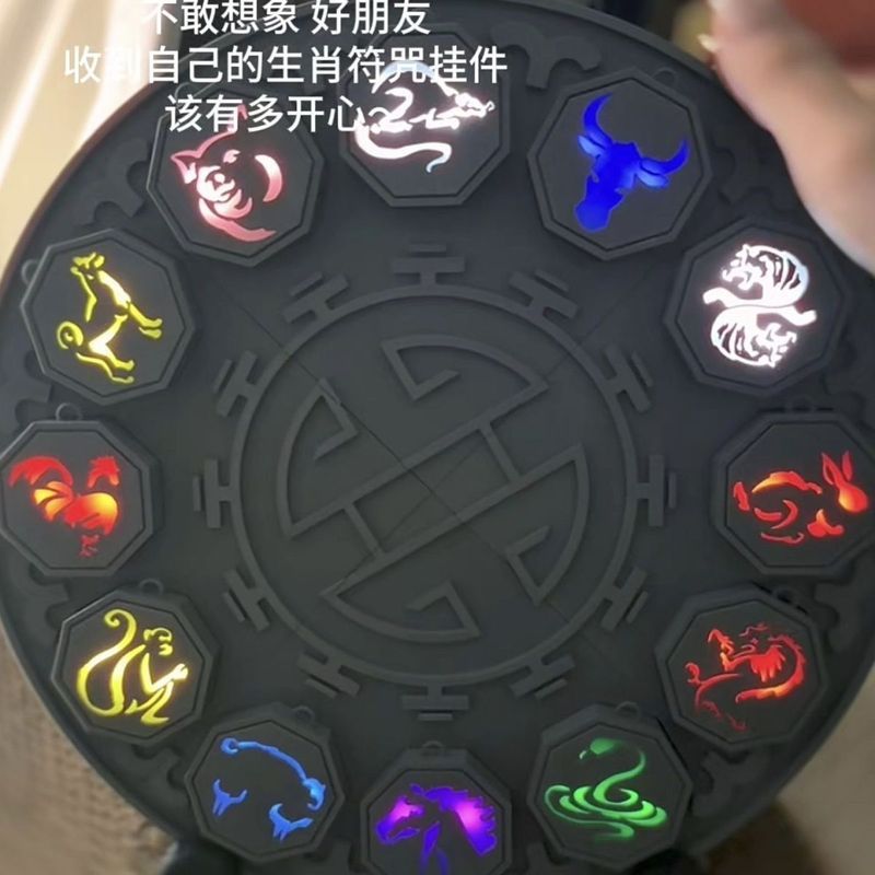 Little Red Book สไตล์เดียวกัน Jackie Chan ผจญภัย Zodiac Charm หินครบชุดเครื่องประดับจี้พวงกุญแจเรืองแสงของเล่น