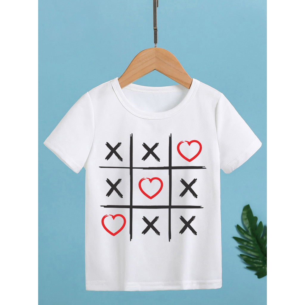 เสื้อยืด Hearts Print XOXO Tic Tac Toe | เสื้อท็อปฤดูร้อนลําลองพร้อมคอลูกเรือผ้ายืดเบาวาเลนไทน์ที่สม