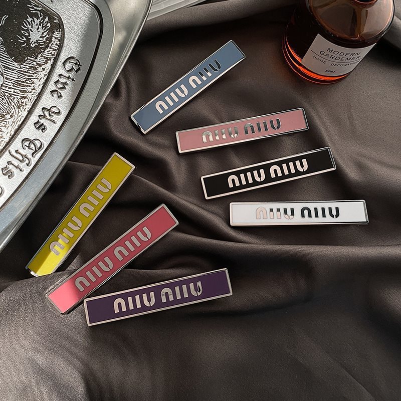 Miumiu กิ๊บติดผมโลหะผสมตัวอักษรสีด้านข้างกิ๊บติดผมหน้าม้ากิ๊บติดผมแฟชั่นระดับไฮเอนด์เครื่องประดับผม 