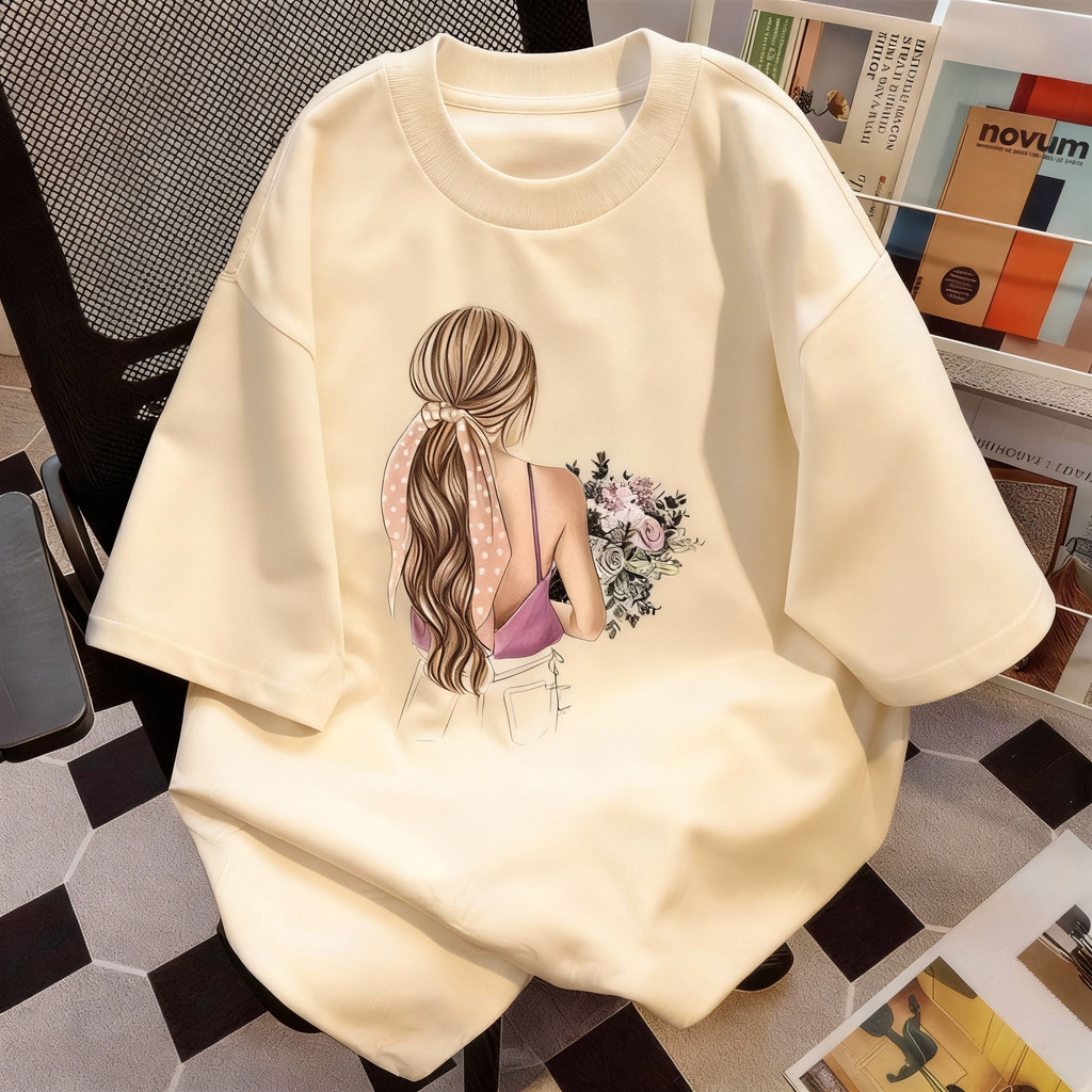 TEE·SHOP🍀เสื้อยืด oversize เสื้อเท่ๆ เกาหลี "Girl back" ไม่หดตัว เสื้อแฟชั่นใ เกาหลีสไตล์ พิมพ์ลาย ผ้านิ่มใส่สบาย COD