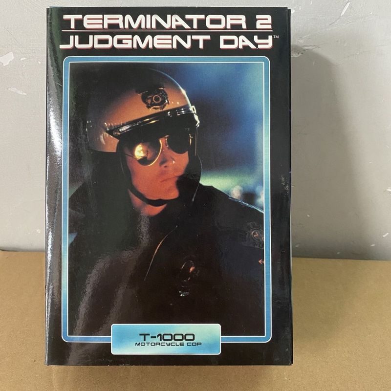 NECA Terminator T-1000 รุ่นตํารวจจราจร 23 ซม. รุ่นเคลื่อนย้ายได้ข้อต่อ