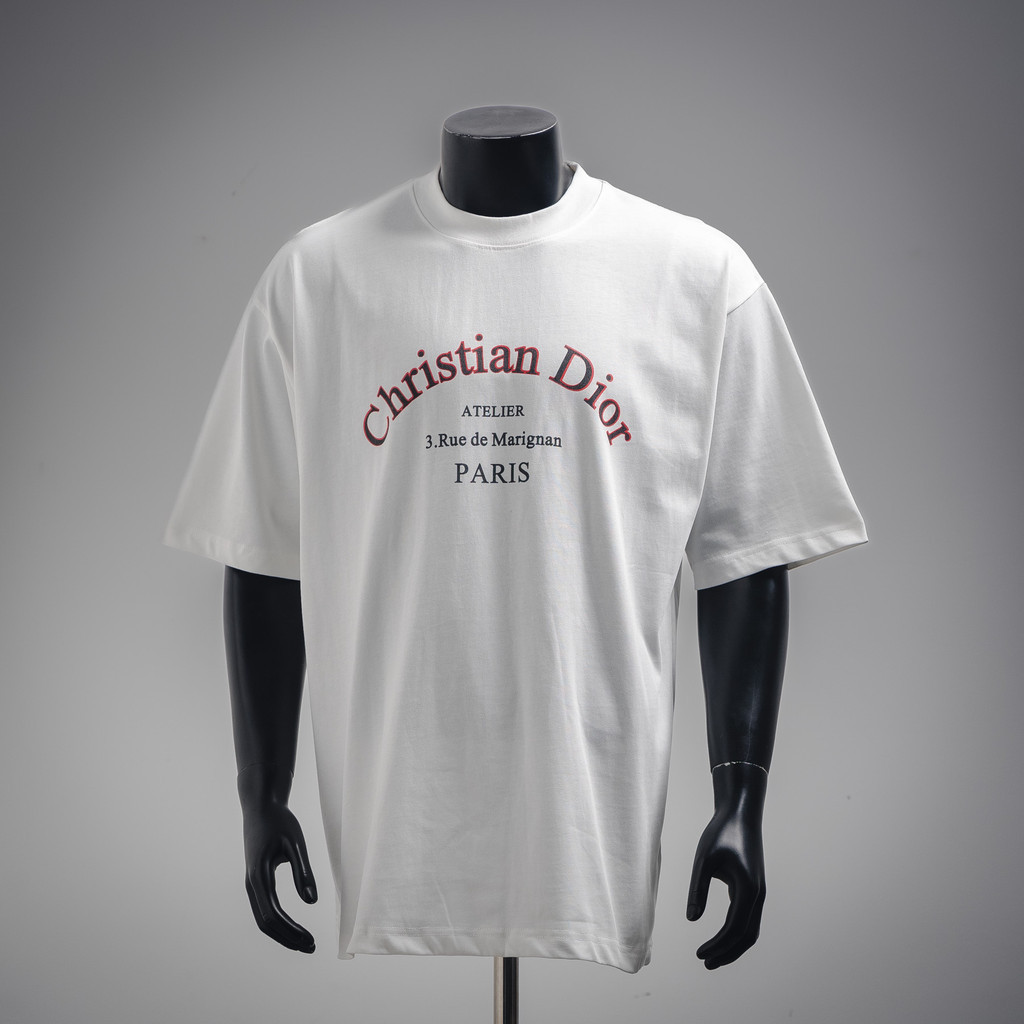 DIOR/DIOR/2026 ต้นฤดูใบไม้ผลิสไตล์ใหม่เสื้อยืดแขนสั้นผู้ชายผู้หญิงคู่สไตล์อารมณ์พิมพ์เสื้อยืดกลางแจ้