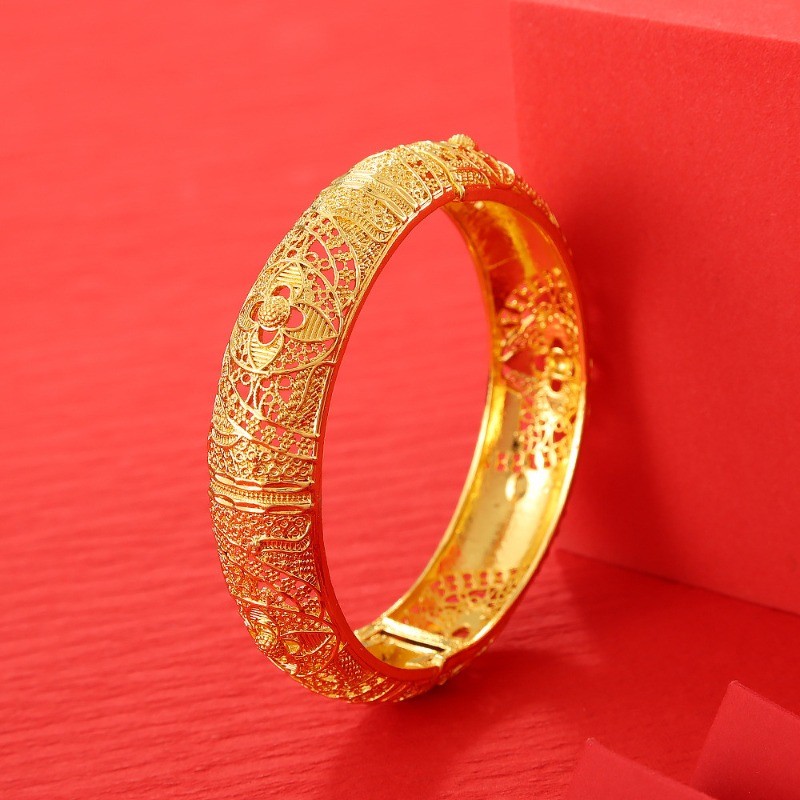 สร้อยข้อมือทองทราย High-End Light Luxury Gold-Plated Buckle Bracelet Female Niche Design Feel Ladies Wedding Non-Fading Bracelet Daily Travel All-Match Store Manager แนะนําแม้