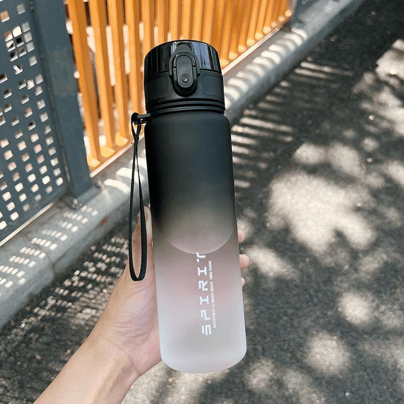 ถ้วยน้ํากีฬา 2025 Fitness Student Edition ผู้ชายผู้หญิงพลาสติกมูลค่าสูงถ้วยความจุขนาดใหญ่ D617.6.8