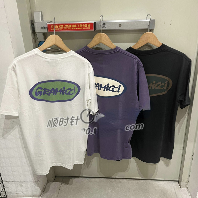 Gramicci Little Wild Man แฟชั่นโลโก้พิมพ์เสื้อยืดคอกลมแขนสั้นสําหรับผู้ชาย 077