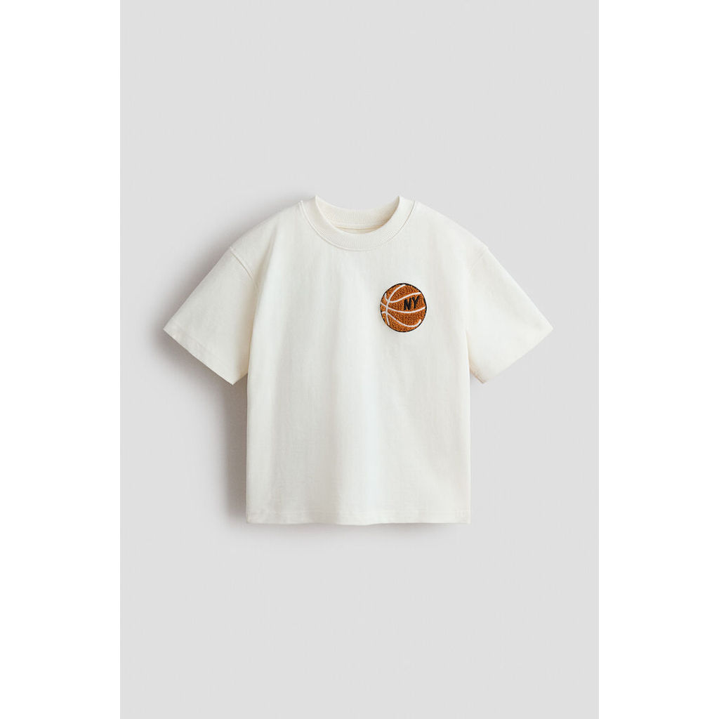 H&M(เอชแอนด์เอ็ม) เสื้อยืดแต่งผ้าปะ เด็กชาย 1324842_1