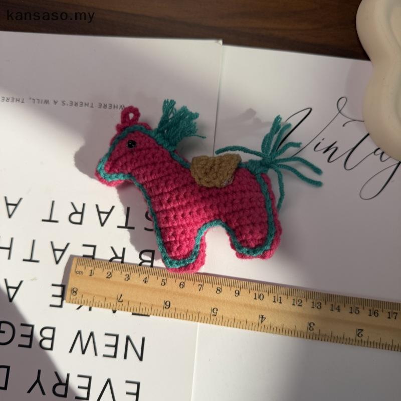 [KSA] 2026 มาสคอตปีใหม่ทอพวงกุญแจม้าการ์ตูนสร้างสรรค์เส้นด้ายหลายสีจี้ม้าบาภาแขวนเพื่อนพร [MY]