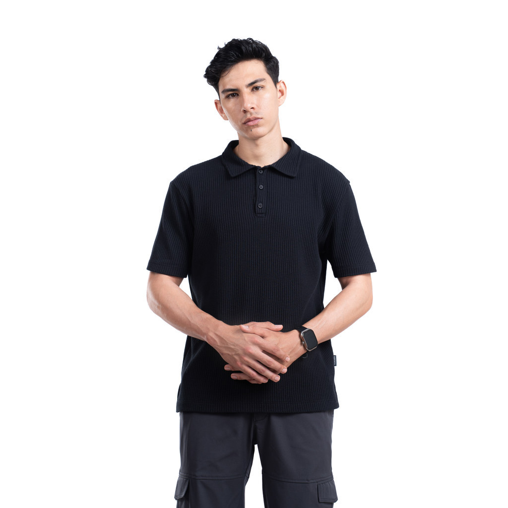 Fadkhera Hayyan เสื้อโปโลสีดําเสื้อผ้าผู้ชายสมัยใหม่วัสดุพรีเมี่ยมผู้ใหญ่คอปกเสื้อยืดด้านบน