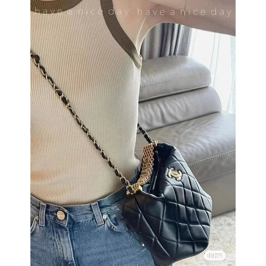 กระเป๋า Hobo CHANEL ปี 2022 พร้อมสายโซ่และ Rhinestone สำหรับสุภาพสตรี