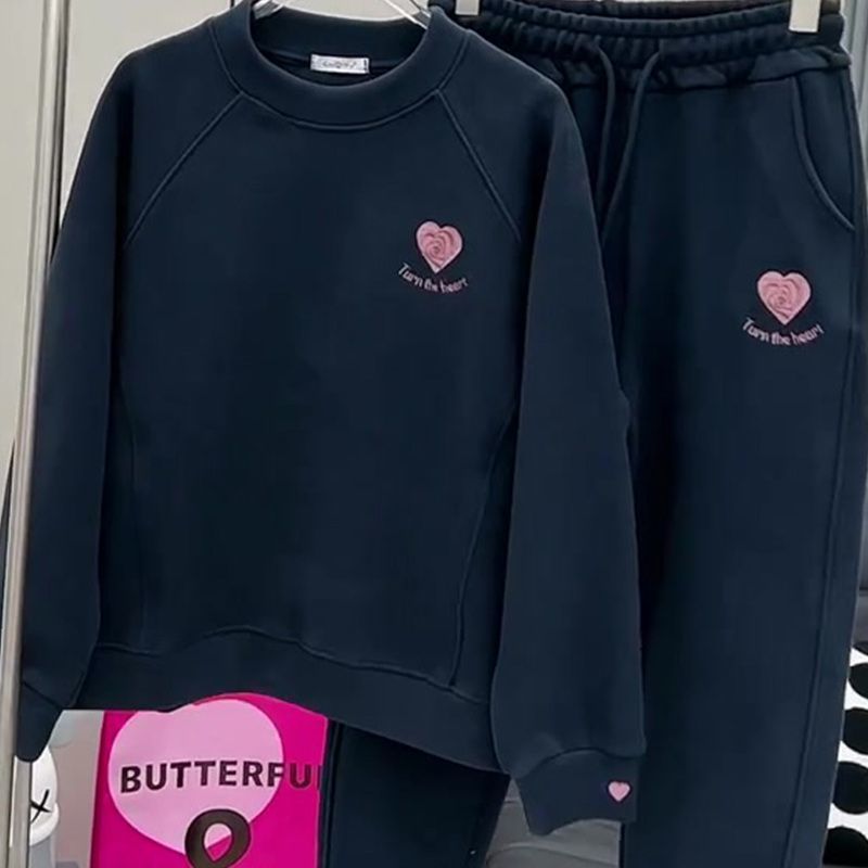 ชุดฤดูหนาวสำหรับผู้หญิง สไตล์ยุโรป ออกแบบชุดสองชิ้น ประกอบด้วยเสื้อกันหนาวกับซับในขนแกะหนา และกางเกงวอร์ม - รูปที่ 2