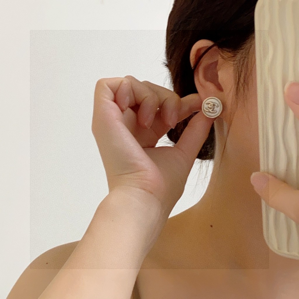 ต่างหูขนาดเล็กพร้อมปุ่มวัสดุทองเหลือง VLF7