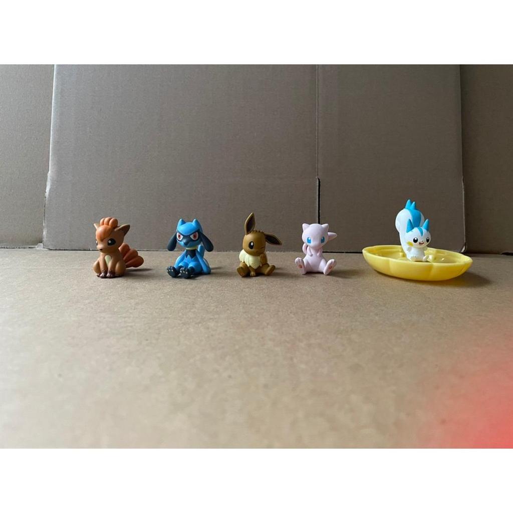 Bandai Pokémon Pokémon Model Jewelry Doll Leo Continental Six-Tailed Eevee