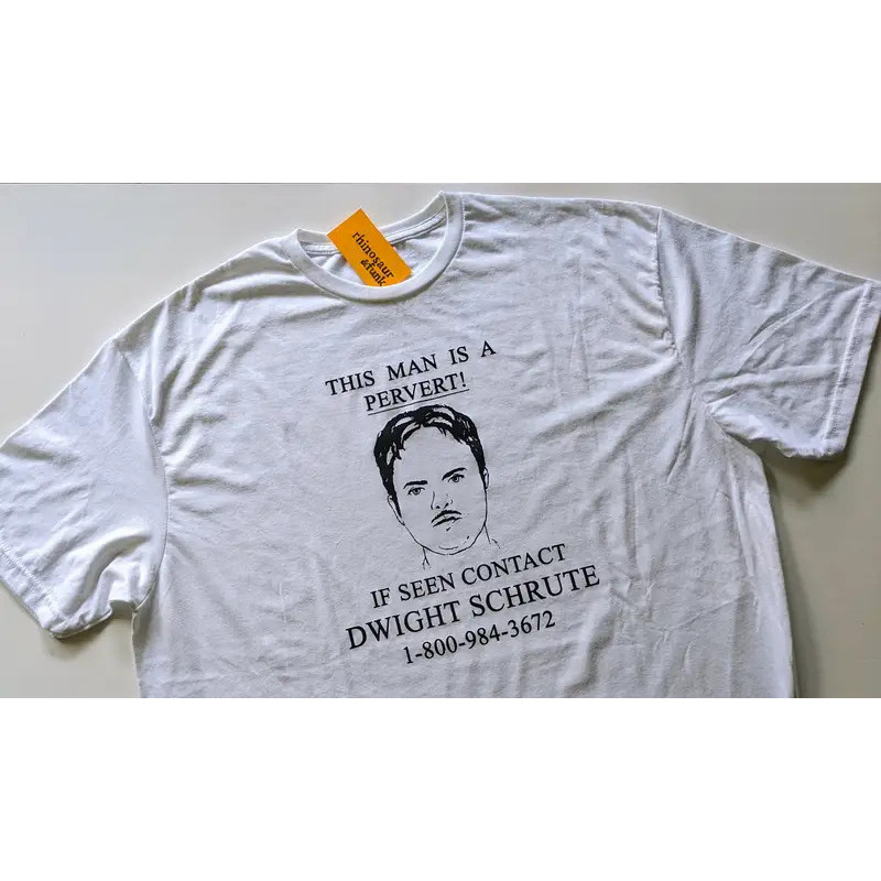 ชายคนนี้เป็นเสื้อยืดคอกลม Dwight ที่ผิดปกติ