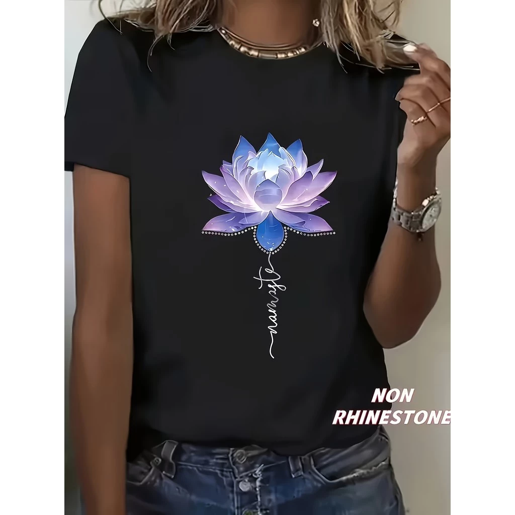 เสื้อยืดคอกลมแขนสั้นสีขาว ลายดอกบัวสีน้ำเงินและม่วง thumbnail 4