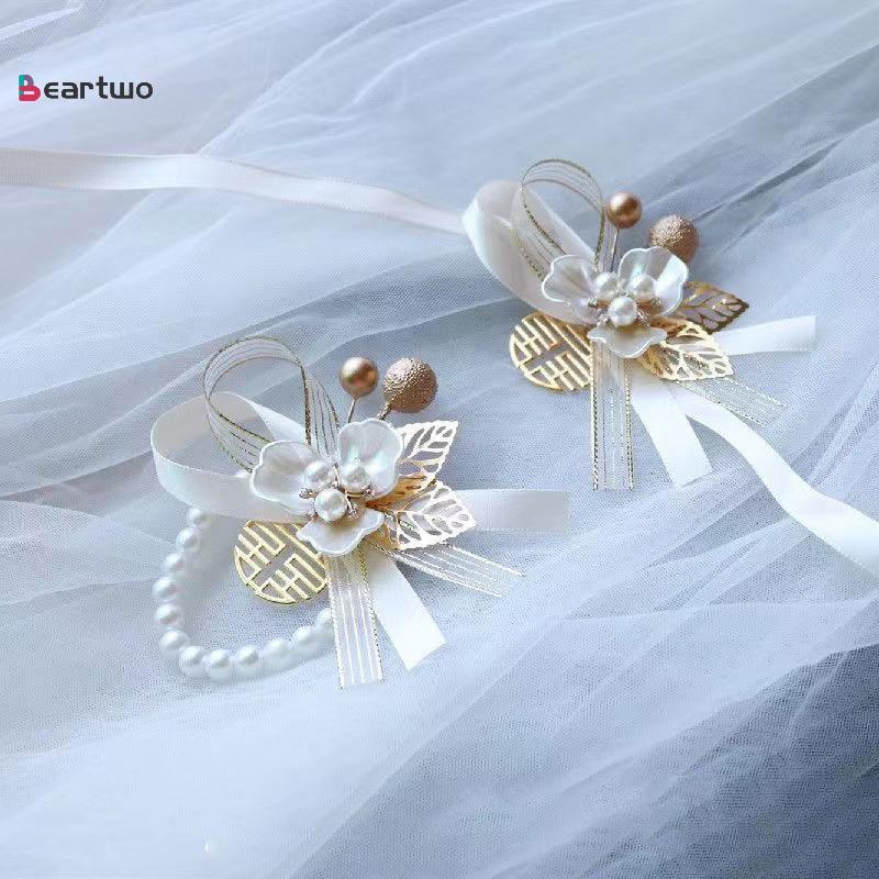 ข้อมือดอกไม้ Pearl Clover สไตล์หรูหรา อุปกรณ์สำหรับงานแต่งงานและเพื่อนเจ้าสาว