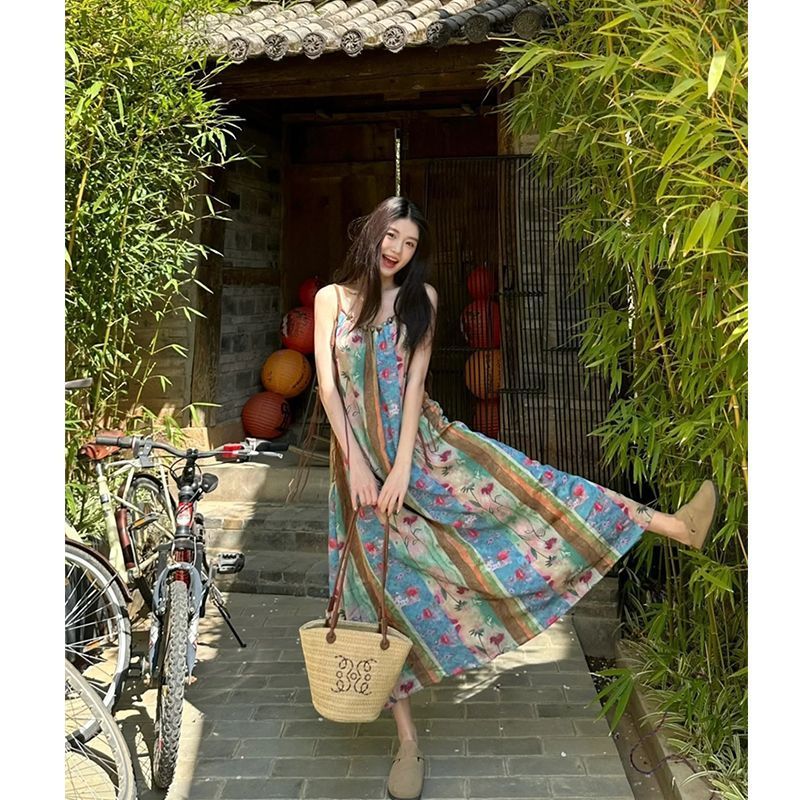 旅游穿搭复古印花吊带连衣裙女出游拍照长款长裙超仙碎花小众镂空3.1Travel Outfit: Vintage Print Strap Dress for Women, Long Floral Dre