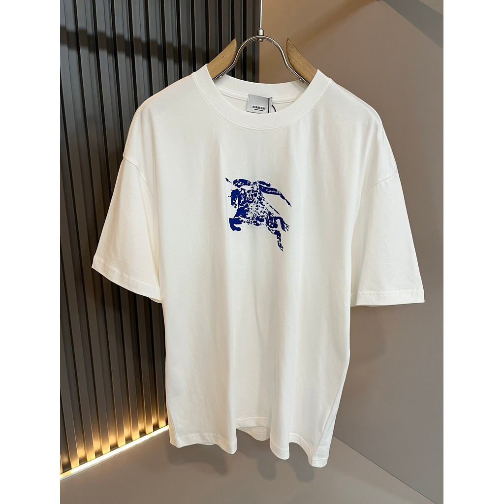 BUR BERRY สกรีนเสื้อยืดทันสมัย ใส่สบาย เหมาะสำหรับผู้ชายและผู้หญิง สไตล์ Punk และHip-Hop