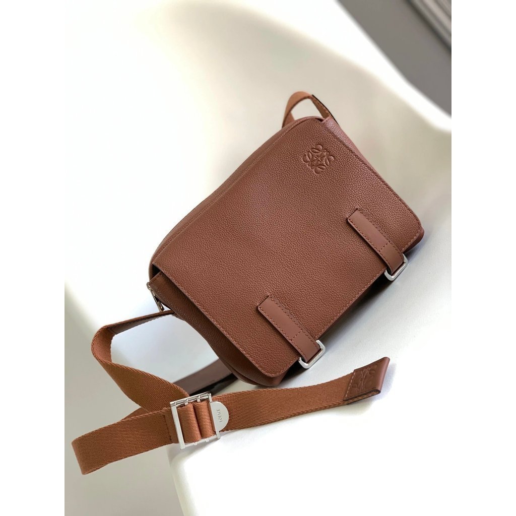 LOEWE Luojia Bags กระเป๋าสะพายข้างทหาร กระเป๋าสะพายข้างทหารมีช่องซิปด้านบนและช่องด้านหน้าเพิ่มเติมด้