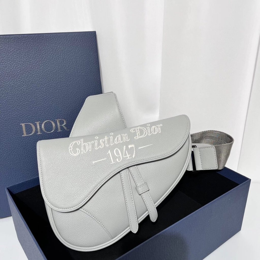 DIOR [Perfect Fusion Classic และ Fashion] Limited Edition ปัก Christian1947 Logo Saddle Bag, Full of