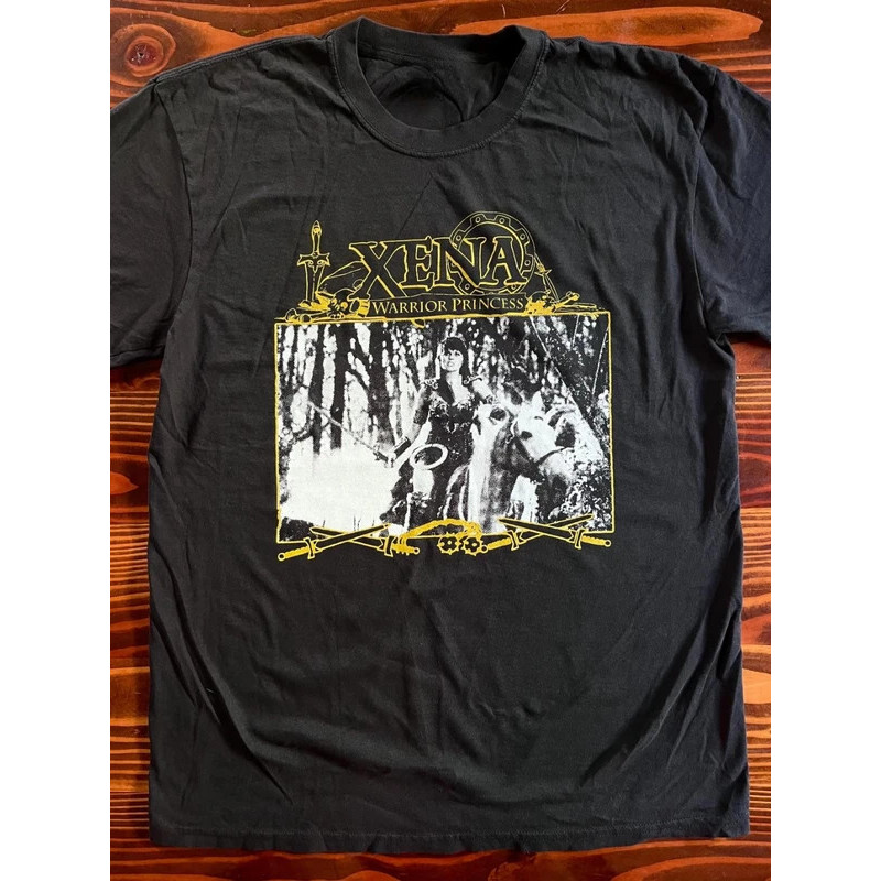 ทีเชิ้ต Xena Warrior Princess เสื้อยืดแขนสั้นกราฟิก สำหรับผู้ชายและผู้หญิง เสื้อยืดผู้ชายทุกฤดู สีดำ