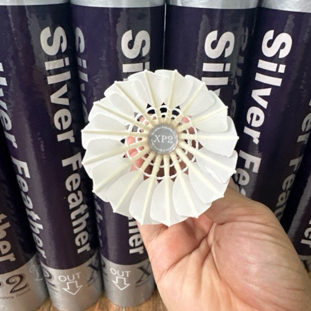 (ขนห่าน) XP2 silver  +ฟรีกริป เกรดแข่งขัน ออกก๊วน วิถีดี มีความคงทนสูง ปีกเต็มใบ เหมาะกับคนมือหนัก