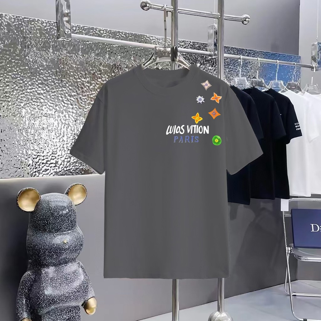 เสื้อยืดแขนสั้น L&V2026 Star Early สำหรับผู้ชายและผู้หญิง แบบเรียบง่ายแต่หรูหราในฤดูใบไม้ผลินี้ กีฬา