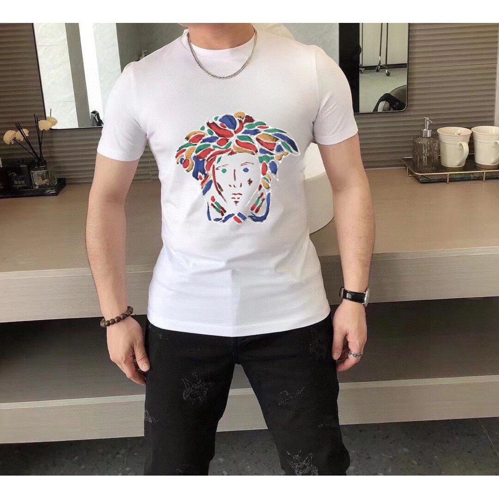 Versace 2026 ต้นฤดูใบไม้ผลิสไตล์ใหม่เสื้อยืดแขนสั้นผู้ชายผู้หญิงคู่สไตล์รอบคอ Slim-Fit เกลียว Neckli