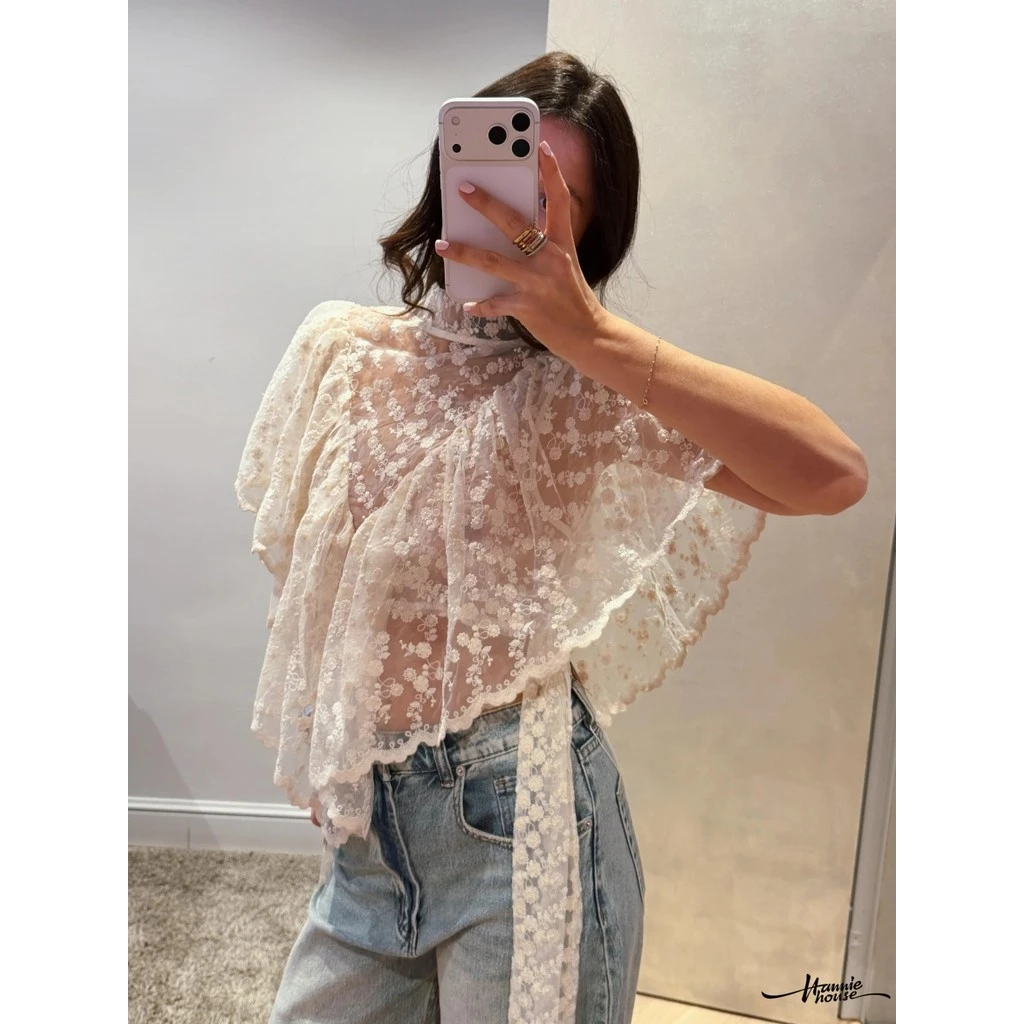 HANIE House - เสื้อครอปลูกไม้เชียร์ คอสูงปักลายดอกไม้สำหรับผู้หญิง