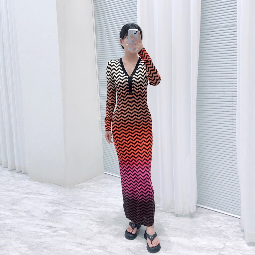 MCU6 Maje 2025 ชุดสั้นแขนสั้น V คอสั้น แบบ Gradientสีลูกฟูก สไตล์Slim-fit เหมาะสำหรับฤดูใบไม้ร่วง