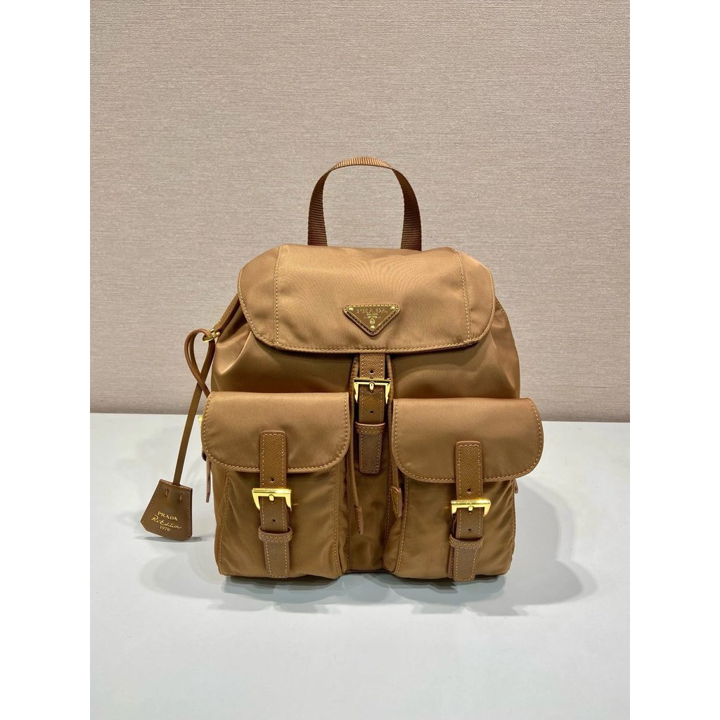 Prada Gold Buckle Classic Backpack 1BZ677 Gold Hardware
กระเป๋าเป้สะพายหลังที่ใช้งานได้จริงและนวัตกร