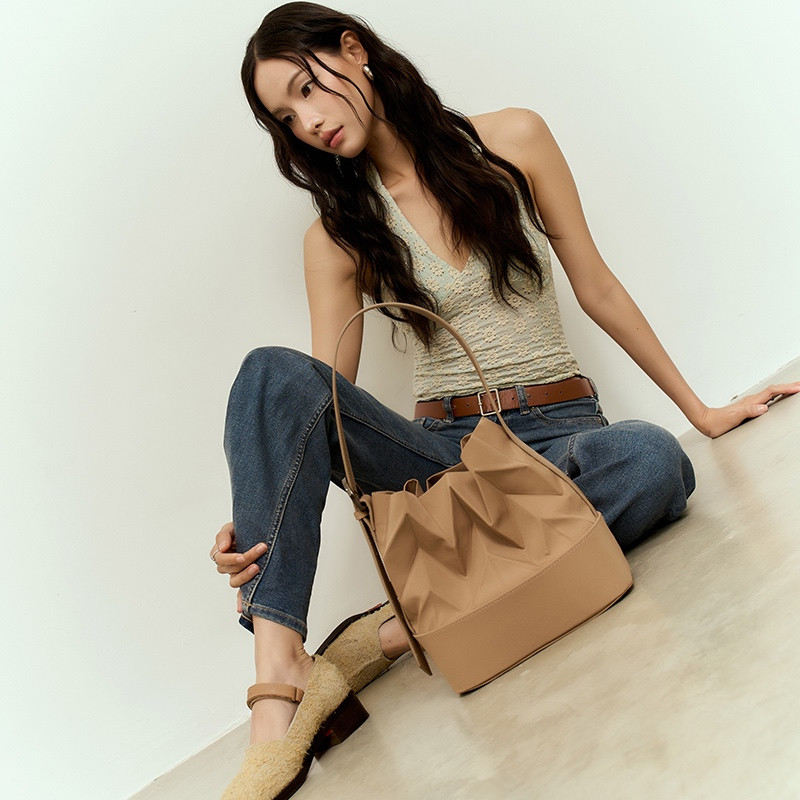 Pavi Studio - กระเป๋าผ้าจีบหัวเข็มขัด ลาย W สายหนังแท้