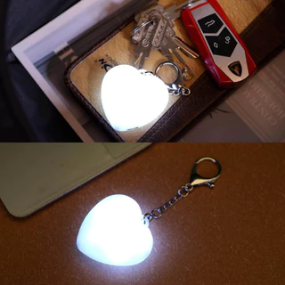 จัดส่งรวดเร็ว！ไฟกระเป๋า หัวใจ สัมผัส ไฟเรืองแสงแบบพกพา ไฟหนีบกระเป๋า LED พวงกุญแจไฟ