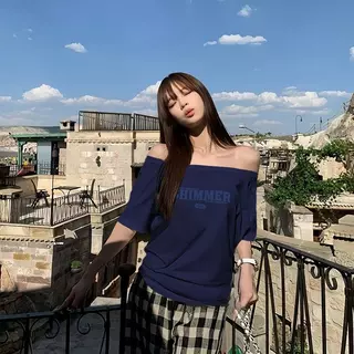 สาวลดอายุ เสื้อคนอ้วนเซ็กซี่ไซส์ใหญ่ เสื้อปาดไหล่ผู้หญิง เรียบง่าย หลากสี ผ้าใส่สบาย สไตล์เกาหลี ทรงหลวม เสื้อยืดผู้หญิง