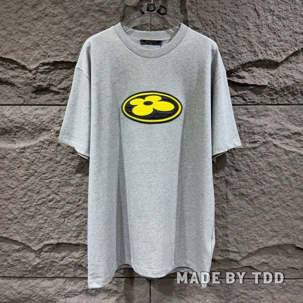 เสื้อยืดแขนสั้นโลUIS VUITTON ออกแบบใหม่ ลายโฟร์เลฟคลาวเวอร์ สีเทาที่รอบคอด้านบน เหมาะสำหรับทั้งผู้ชา