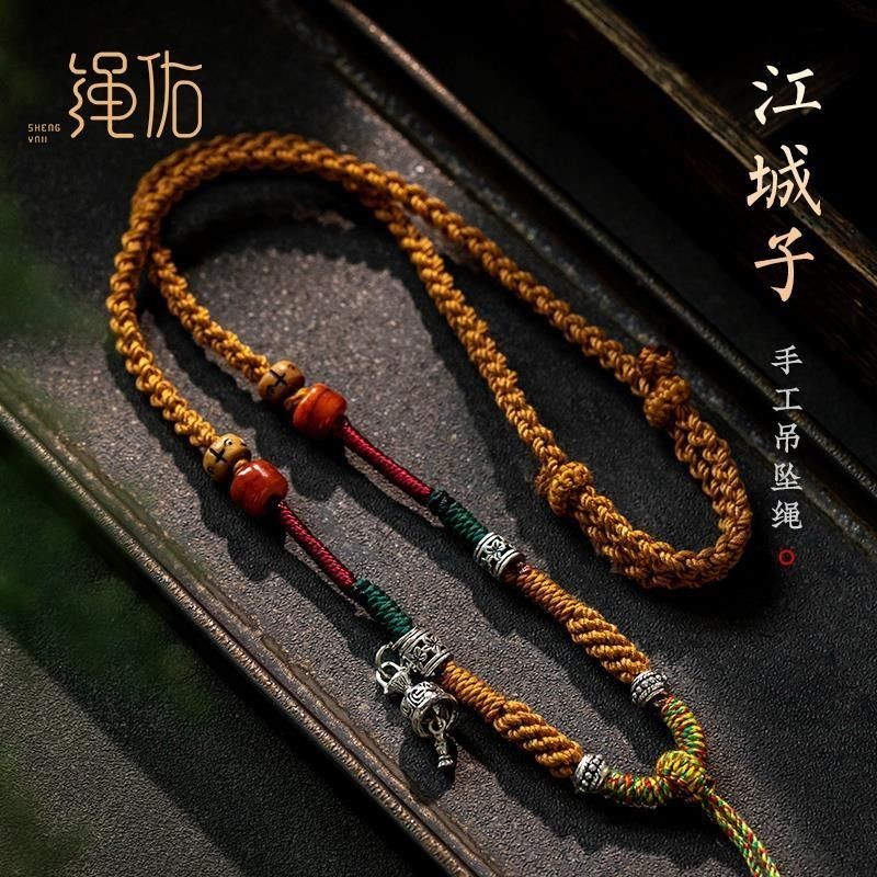 เครื่องประดับเงินสไตล์ทิเบตคอด้ายฝ้าย 玩式银饰棉线吊项链同款风牛骨卡牌文高潮牌高腰绳 TXT031801