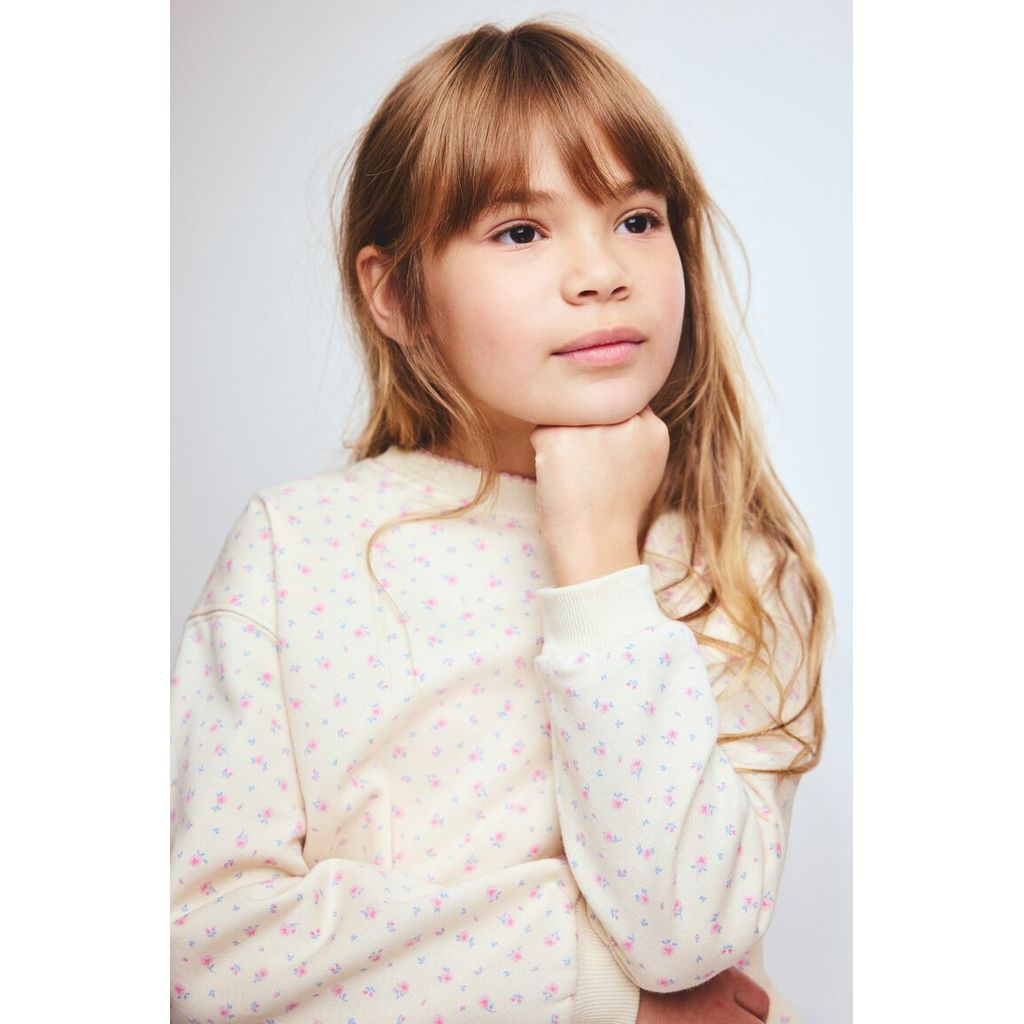 H&M(เอชแอนด์เอ็ม) เสื้อสเวตเชิ้ตผ้าสกรีนลาย ผิวสัมผัสนุ่มด้านใน Girls Printed brushed-inside sweatsh 1322995_1