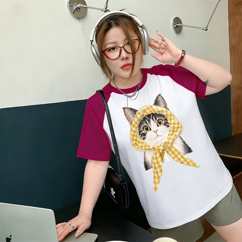 Teddy Tee 🐻【พร้อมส่ง】เสื้อแฟชั่นกาหลีเสื้อคนอวบ การบล็อกสีแบบแร็กแลน ผู้หญิง ผ้าCOTTON โคตรนุ่ม พิมพ์ลาย "yellow cat"