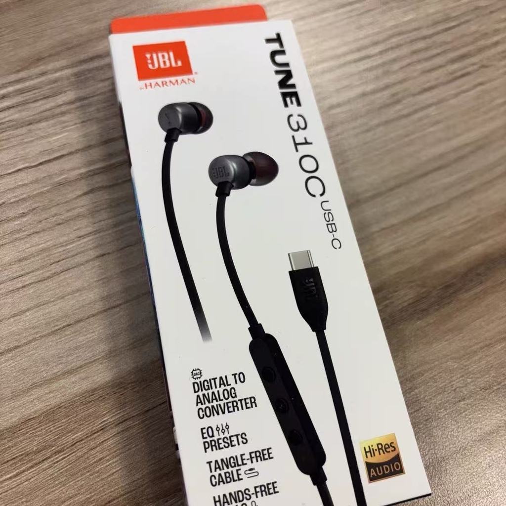 ใหม่ JBL TUNE 310C USB Type C หูฟังแบบมีสาย Hi Res Digital To Analog Converter Tangle ฟรีสายหูฟังกีฬาพร้อมไมโครโฟนสําหรับ iPhone 15 16 Pro ใช้งานร่วมกับ USB-C อุปกรณ์