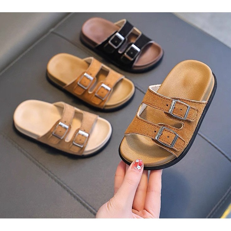 Birkenstock รองเท้าแตะสำหรับเด็ก ออกแบบมาเพื่อความปลอดภัยและความสะดวกสบาย พื้นรองเท้าอ่อนนุ่ม สามารถใช้ได้ทั้งในห้องน้ำและขณะเล่นกลางแจ้ง