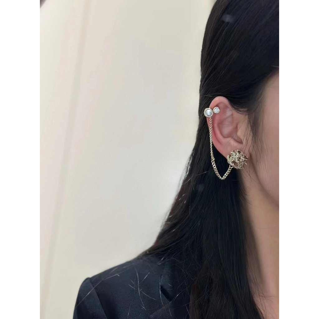 ต่างหู Chanel สไตล์เรียบหรู ออกแบบพู่และลายคัฟเวอร์โลโก้ Chanel ในสไตล์หูคลิป