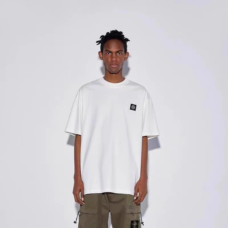 STONE ISLAND Summer Chest Badge LOGO ผ้าฝ้ายแท้เสื้อยืดสีทึบแขนสั้นอินเทรนด์